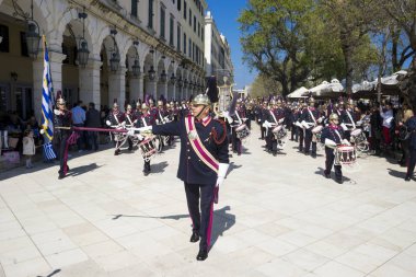 Corfu, Yunanistan - 25 Şubat 2017: Filarmoni müzisyenler alışılmış ağıt alayı, özgürlük, Corfu eski şehir, ulusal günün sabahı.
