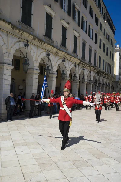 Κέρκυρα, Ελλάδα - 25 Μαρτίου 2017: Μουσικοί Φιλαρμονικής στην πομπή συνηθίζεται θρήνος το πρωί της εθνικής ημέρας της ελευθερίας, κατά την παλιά πόλη της Κέρκυρας. — Φωτογραφία Αρχείου