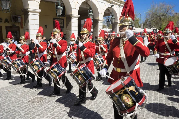 Corfu, Yunanistan - 25 Şubat 2017: Filarmoni müzisyenler alışılmış ağıt alayı, özgürlük, Corfu eski şehir, ulusal günün sabahı.
