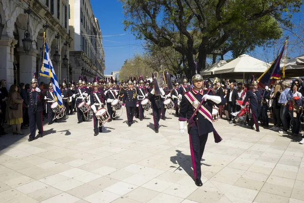 Κέρκυρα, Ελλάδα - 25 Μαρτίου 2017: Μουσικοί Φιλαρμονικής στην πομπή συνηθίζεται θρήνος το πρωί της εθνικής ημέρας της ελευθερίας, κατά την παλιά πόλη της Κέρκυρας. — Φωτογραφία Αρχείου