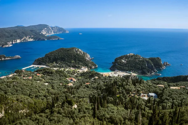 Vue des rives depuis Lakones. Baie de Palaiokastritsa sur l'île de Corfou — Photo