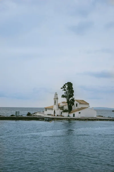 Vlacherna Kloster und Mausinsel auf Korfu, pontikonisi islan — Stockfoto