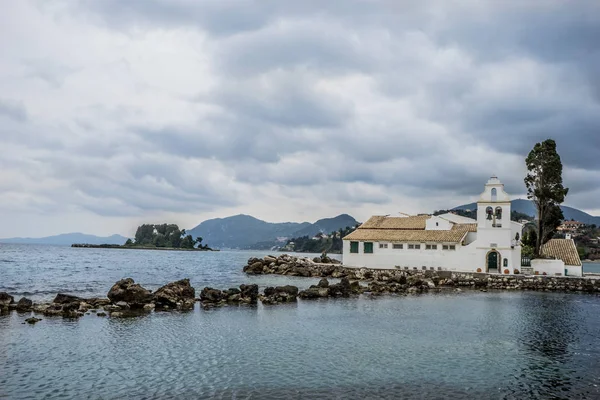 Monasterio de Vlacherna y la isla del ratón en Corfú, Pontikonisi Islan — Foto de Stock