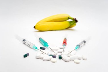 GDO kavramı şırınga, hap ve en beyaz zemin üzerine