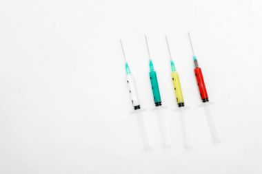 Beyaz arka plan üzerinde izole renkli tıbbi şırınga