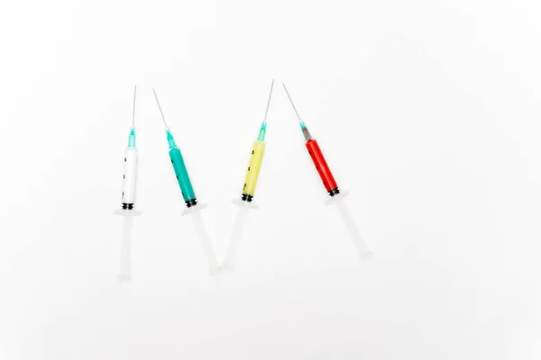 Siringhe colorate mediche isolate su sfondo bianco — Foto Stock