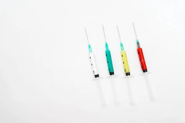 Jeringas coloridas médicas aisladas sobre fondo blanco — Foto de Stock