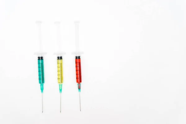 Jeringas coloridas médicas aisladas sobre fondo blanco — Foto de Stock