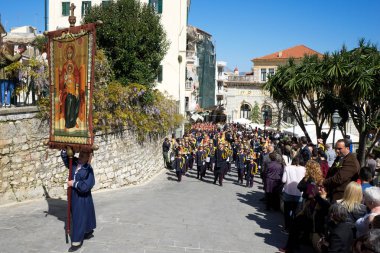 Corfu, Yunanistan - 30 Nisan 2016: Alay ile emanetler Corfu, Saint Spyridon koruyucu azizi. Epitaph ve St. Spyridon dualar.