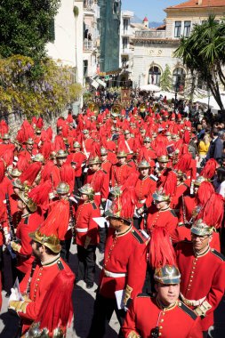 Corfu, Yunanistan - 30 Nisan 2016: Alay ile emanetler Corfu, Saint Spyridon koruyucu azizi. Epitaph ve St. Spyridon dualar.