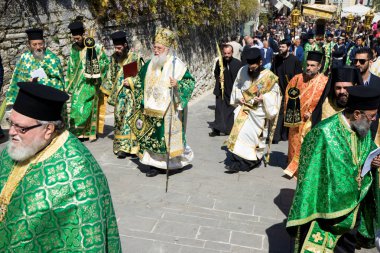 Corfu, Yunanistan - 30 Nisan 2016: Alay ile emanetler Corfu, Saint Spyridon koruyucu azizi. Epitaph ve St. Spyridon dualar.