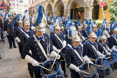 Corfu, Yunanistan - 30 Nisan 2016: Alay ile emanetler Corfu, Saint Spyridon koruyucu azizi. Epitaph ve St. Spyridon dualar.