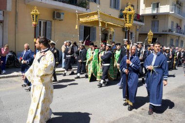 Corfu, Yunanistan - 30 Nisan 2016: Alay ile emanetler Corfu, Saint Spyridon koruyucu azizi. Epitaph ve St. Spyridon dualar.