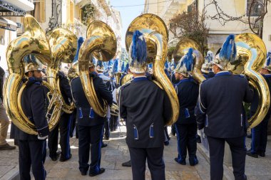 Corfu, Yunanistan - 30 Nisan 2016: Alay ile emanetler Corfu, Saint Spyridon koruyucu azizi. Epitaph ve St. Spyridon dualar.
