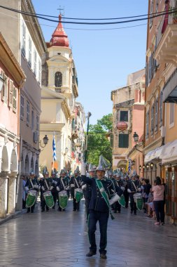 Corfu, Yunanistan - 30 Nisan 2016: Alay ile emanetler Corfu, Saint Spyridon koruyucu azizi. Epitaph ve St. Spyridon dualar.