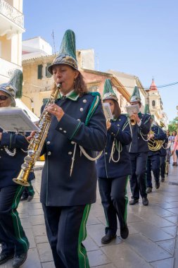 Corfu, Yunanistan - 30 Nisan 2016: Alay ile emanetler Corfu, Saint Spyridon koruyucu azizi. Epitaph ve St. Spyridon dualar.