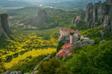 Meteora, Yunanistan. Rousanou arka plan üzerinde Holly Manastırı. 