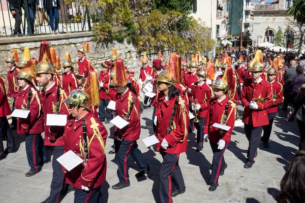 Κέρκυρα, Ελλάδα - 30 Απριλίου 2016: Η πομπή με το σκήνωμα του πολιούχου της Κέρκυρας Αγίου Σπυρίδωνα. Επιτάφιος και λιτανεία Αγίου Σπυρίδωνα. — Φωτογραφία Αρχείου