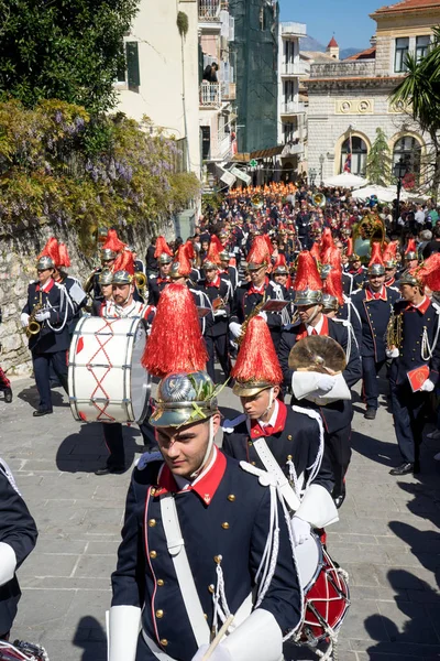 CORFU, GREECE - APRIL 30, 2016: The procession with the relics of the patron saint of Corfu, Saint Spyridon. Epitaph and litany of St. Spyridon. — Stock Photo, Image