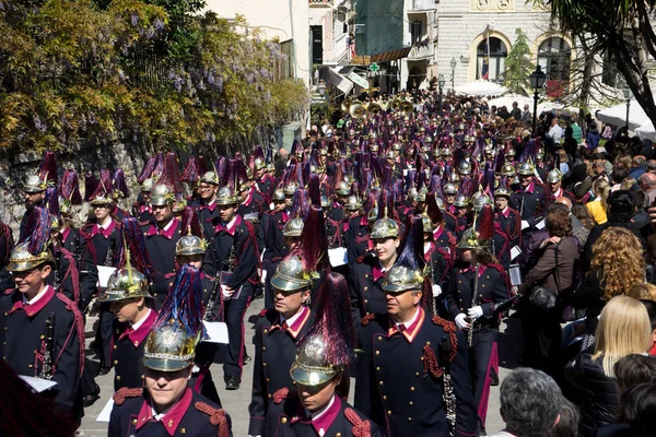 Κέρκυρα, Ελλάδα - 30 Απριλίου 2016: Η πομπή με το σκήνωμα του πολιούχου της Κέρκυρας Αγίου Σπυρίδωνα. Επιτάφιος και λιτανεία Αγίου Σπυρίδωνα. — Φωτογραφία Αρχείου