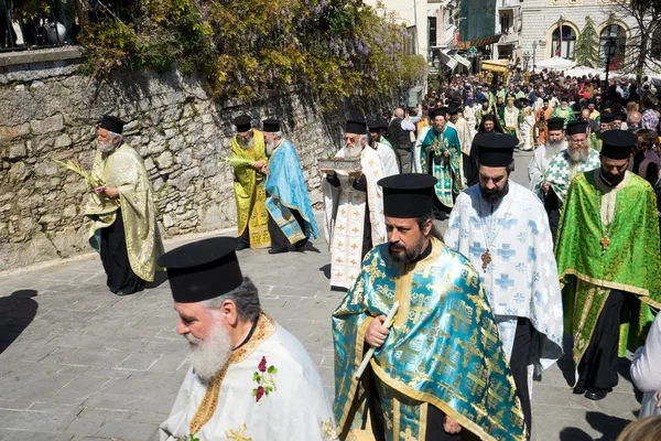 CORFU, GREECE - APRIL 30, 2016: The procession with the relics of the patron saint of Corfu, Saint Spyridon. Epitaph and litany of St. Spyridon. — Stock Photo, Image