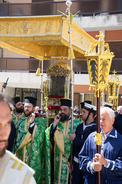 CORFU, GREECE - APRIL 30, 2016: The procession with the relics of the patron saint of Corfu, Saint Spyridon. Epitaph and litany of St. Spyridon. — Stock Photo, Image
