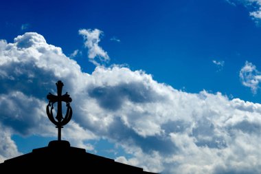 Mavi bir gökyüzü ile bir manastır çatıda çapraz