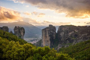 Günbatımı Meteora, Yunanistan - Meteora kayalar manzara