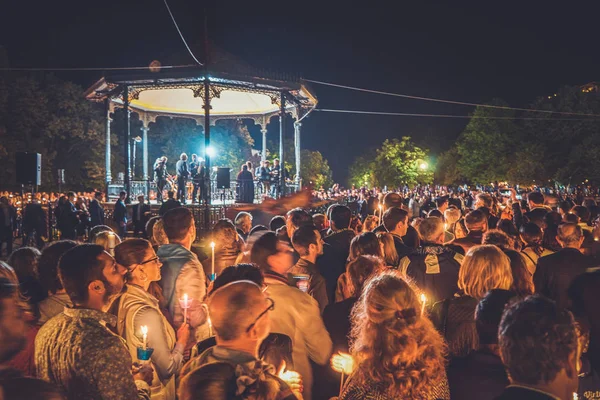 Corfu, Yunanistan - 15 Nisan 2017: İnsanlar holding mum gece Spianada meydanda Paskalya kutlamaları sırasında Corfu Yunanistan