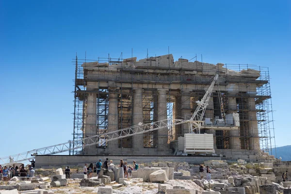 Athen, Griechenland - 15. Mai: Touristen besuchen die Akropolis - Parthenon — Stockfoto
