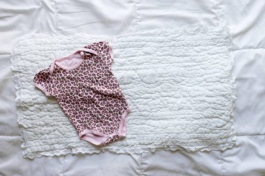 Yeni doğan bebek kız giysileri beyaz arka plan üzerinde