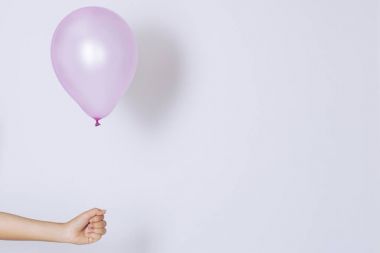 Kadının el balonlar beyaz bir arka planda tutar.