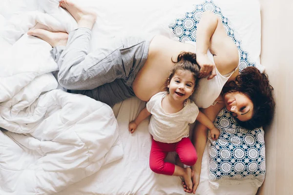 Mooie zwangere vrouw en haar schattige kleine dochter samen ik — Stockfoto