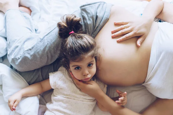 Mooie zwangere vrouw en haar schattige kleine dochter samen ik — Stockfoto