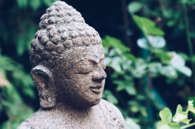 Yeşil doğa üzerinde Buda heykeli