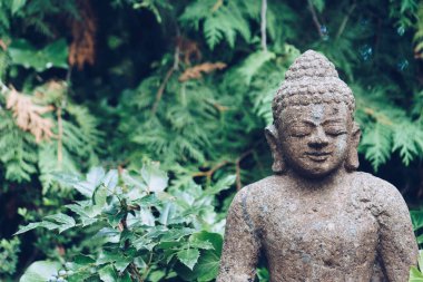 Yeşil doğa üzerinde Buda heykeli