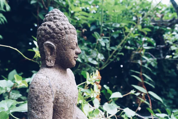 Yeşil doğa üzerinde Buda heykeli