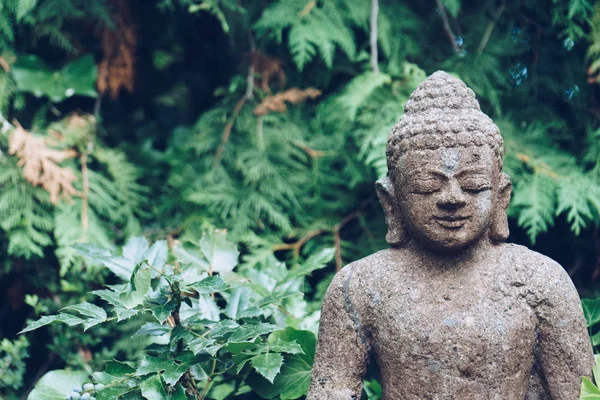 Yeşil doğa üzerinde Buda heykeli