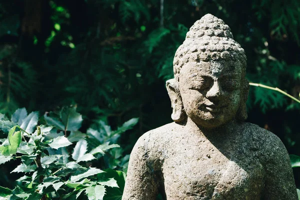 Yeşil doğa üzerinde Buda heykeli