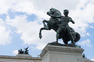 Bronz heykeli önünde Avusturyalı Parlia tamer at