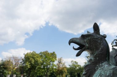 Bronz griffon heykeli önünde VI Avusturya Parlamentosu