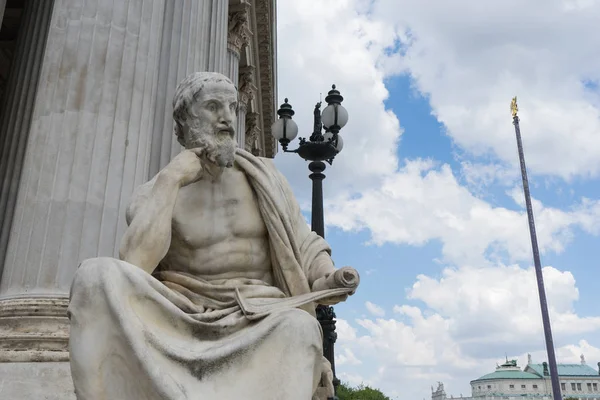 Staty av Herodot framför österrikiska parlamentet byggnaden på Ringstrasse i Wien, Österrike — Stockfoto