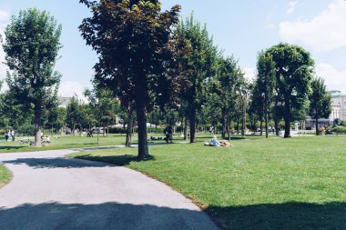 Viyana, Avusturya, Temmuz 2017: Volksgarten veya Viyana insanlar bahçede