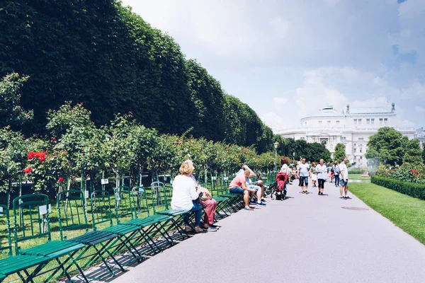 VIENNA, AUSTRIA, JULY 2017: Volksgarten or People Garden in Vien — Stock Photo, Image