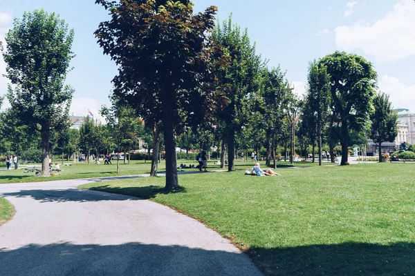 VIENNA, AUSTRIA, JULY 2017: Volksgarten or People Garden in Vien — Stock Photo, Image