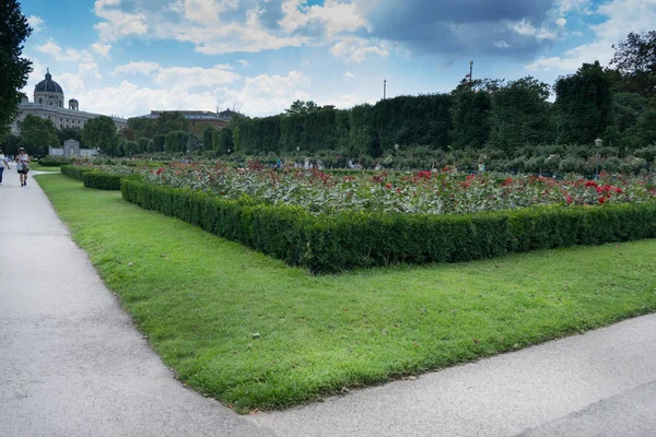 VIENNA, AUSTRIA, JULY 2017: Volksgarten or People Garden in Vien — Stock Photo, Image