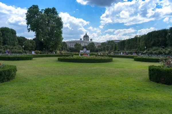 Wien, Österrike, juli 2017: Volksgarten eller personer trädgård med Em — Stockfoto