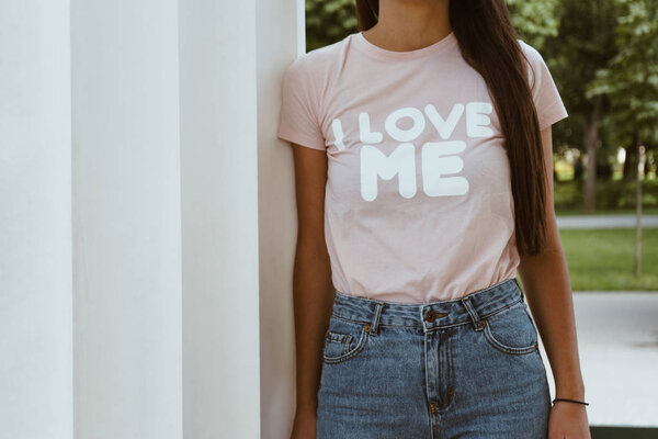 Girl is wearing t-shirt with a text " I love me" — Stock Photo, Image