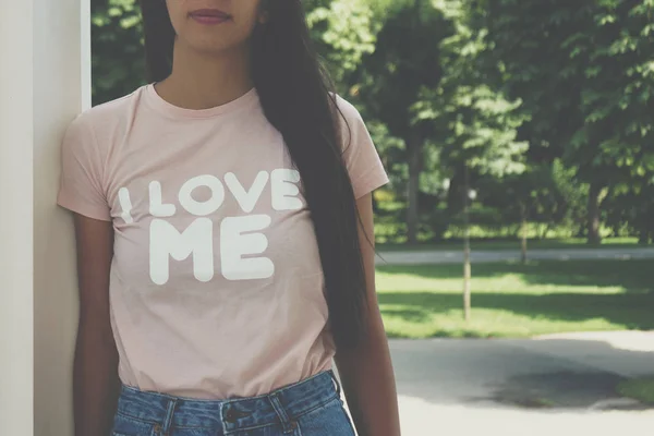 Lány visel pólót a szöveg "I love me" — Stock Fotó