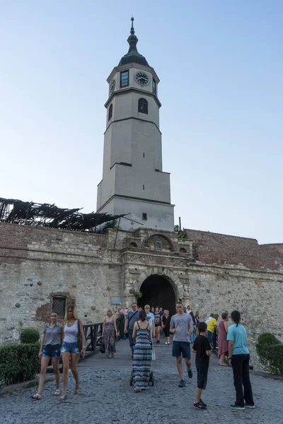 BELGRADE, SERBIE - 11 JUILLET 2017 : Les gens marchent à l'entrée de Kal — Photo